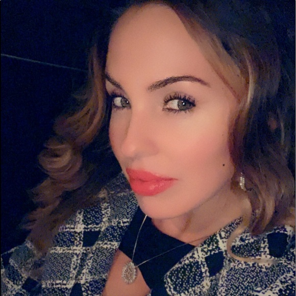 Meet your Posher, Stephanie - Picture 1 of 1